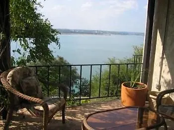 Lakehouse לינה וארוחת בוקר