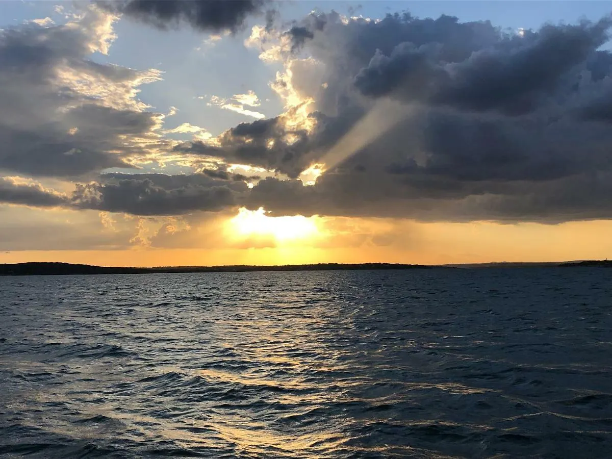 לינה וארוחת בוקר Lakehouse קניון לייק