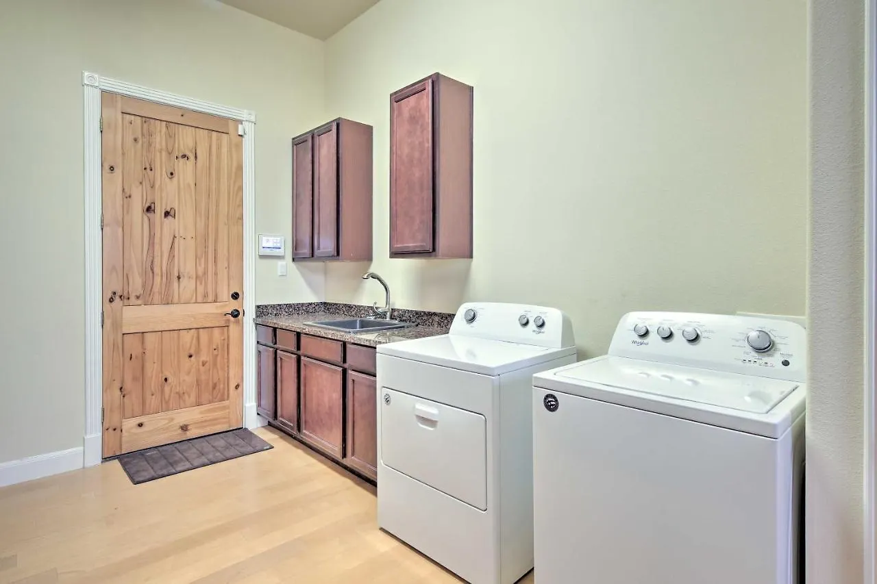 Lakeview Escape With Hot Tub, 1 Mi To Canyon Holiday home