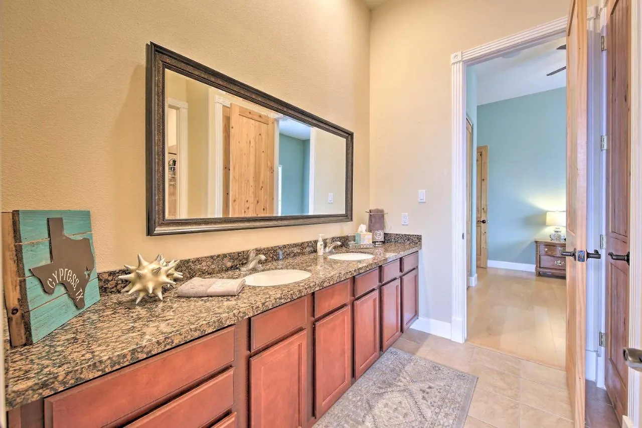 Lakeview Escape With Hot Tub, 1 Mi To Canyon * Canyon Lake