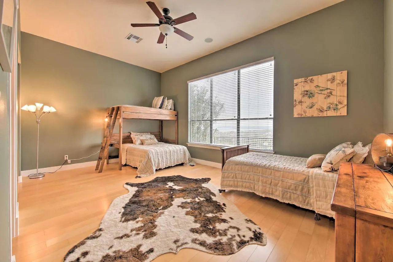Lakeview Escape With Hot Tub, 1 Mi To Canyon *