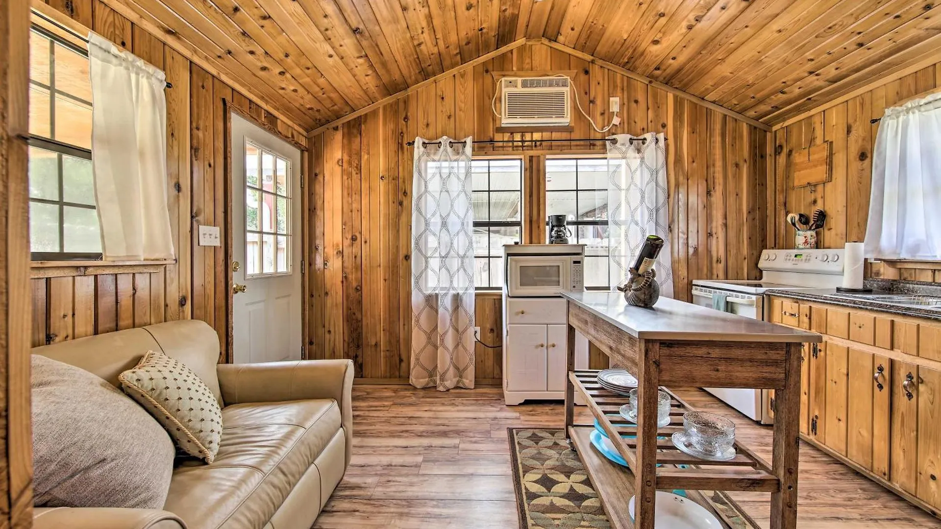 Couples With Luxury Deck, 1 Mi To Canyon Lake! בית נופש קניון לייק