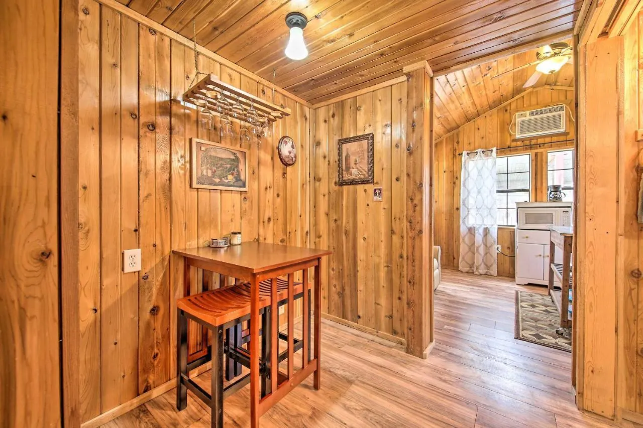 בית נופש Couples With Luxury Deck, 1 Mi To Canyon Lake! *