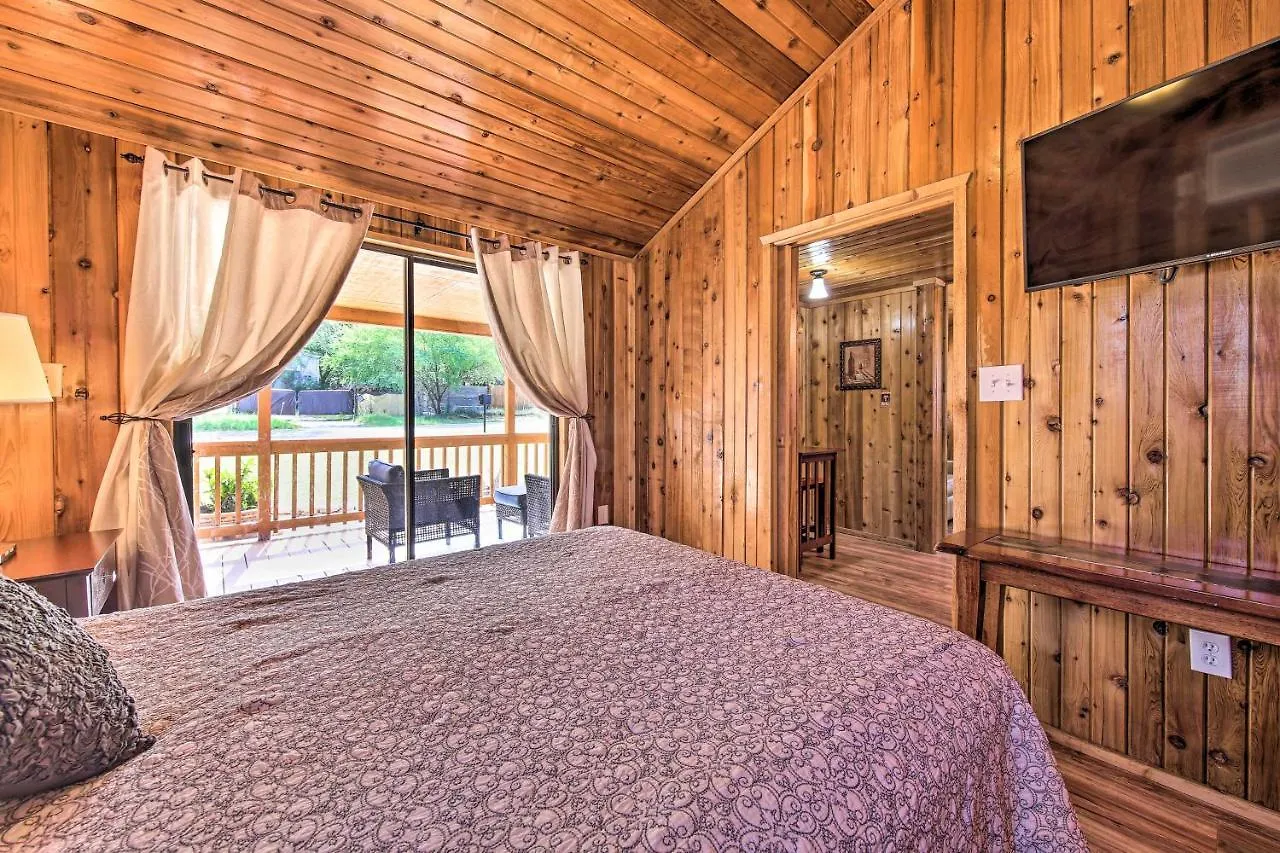Couples With Luxury Deck, 1 Mi To Canyon Lake! בית נופש קניון לייק