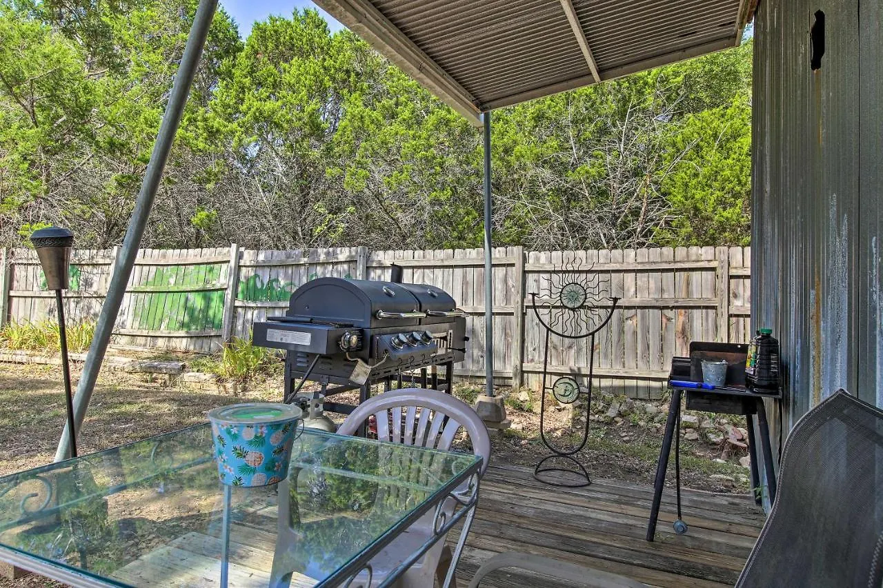 בית נופש Couples With Luxury Deck, 1 Mi To Canyon Lake! *
