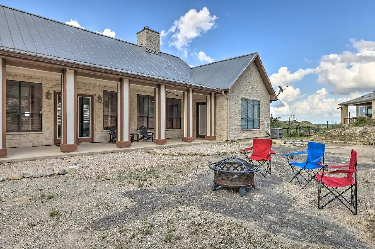 Lakeview Escape With Hot Tub, 1 Mi To Canyon Дом отдыха Каньон-Лейк