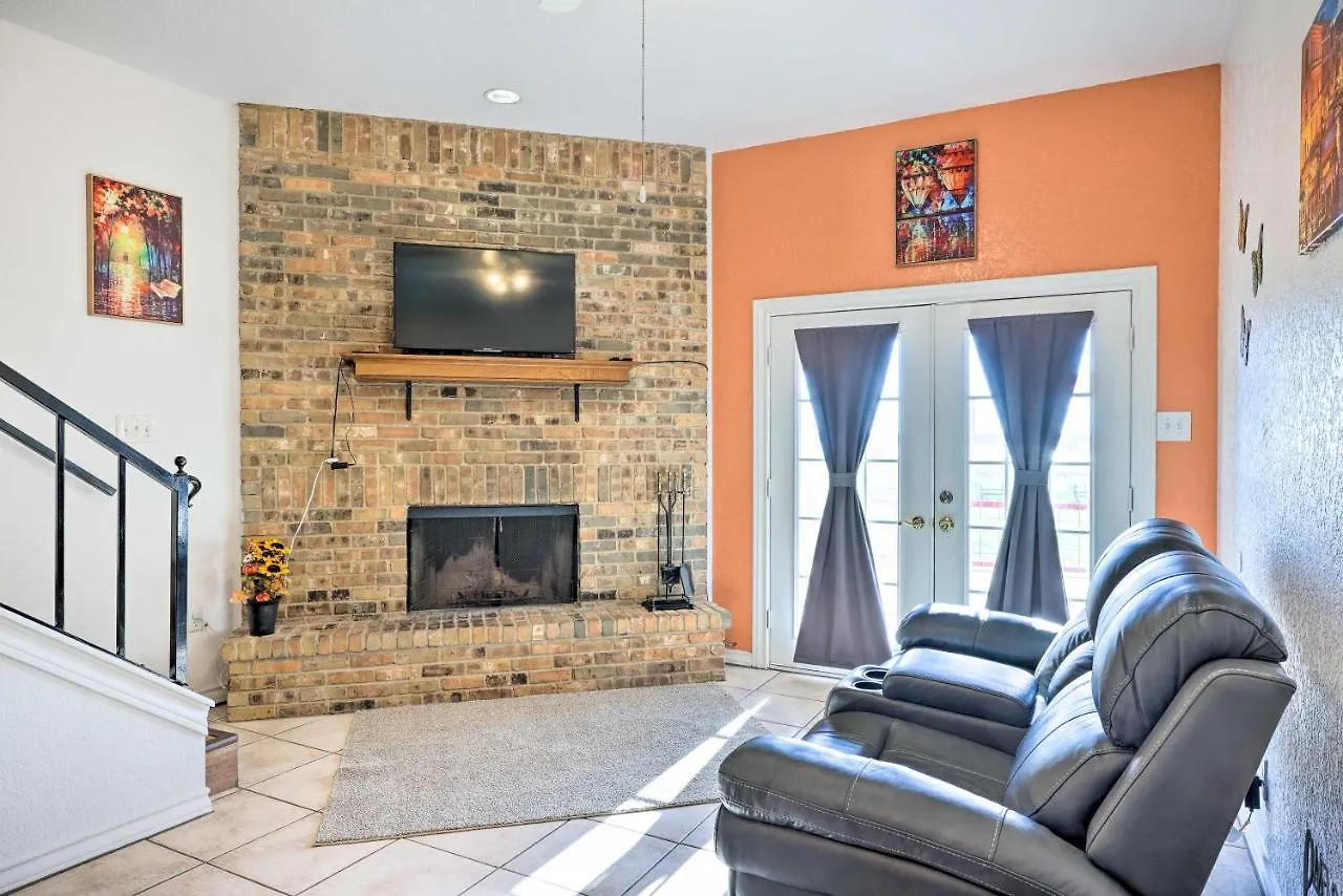 Canyon Townhome With Balcony, Deck And Yard! Canyon Lake