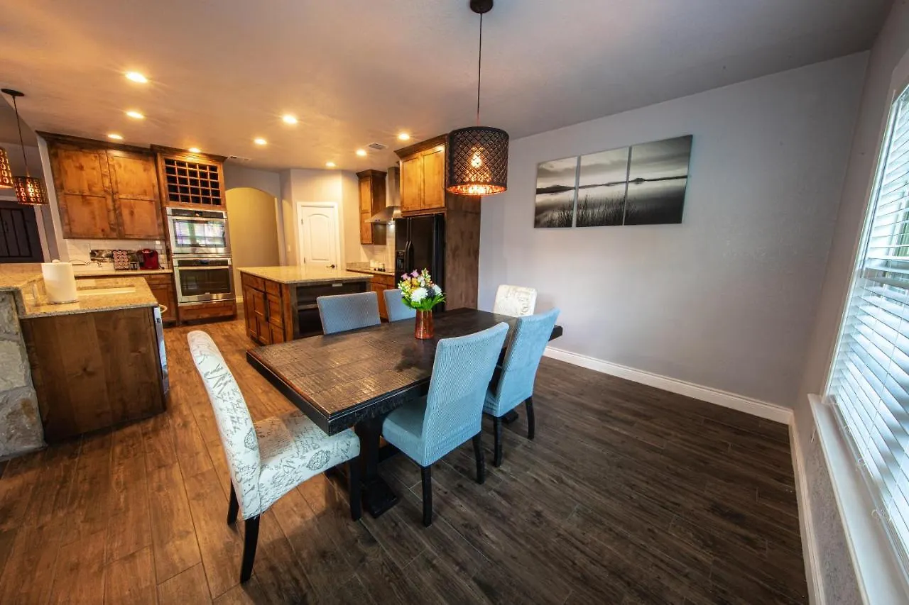 Lakeview Luxury *