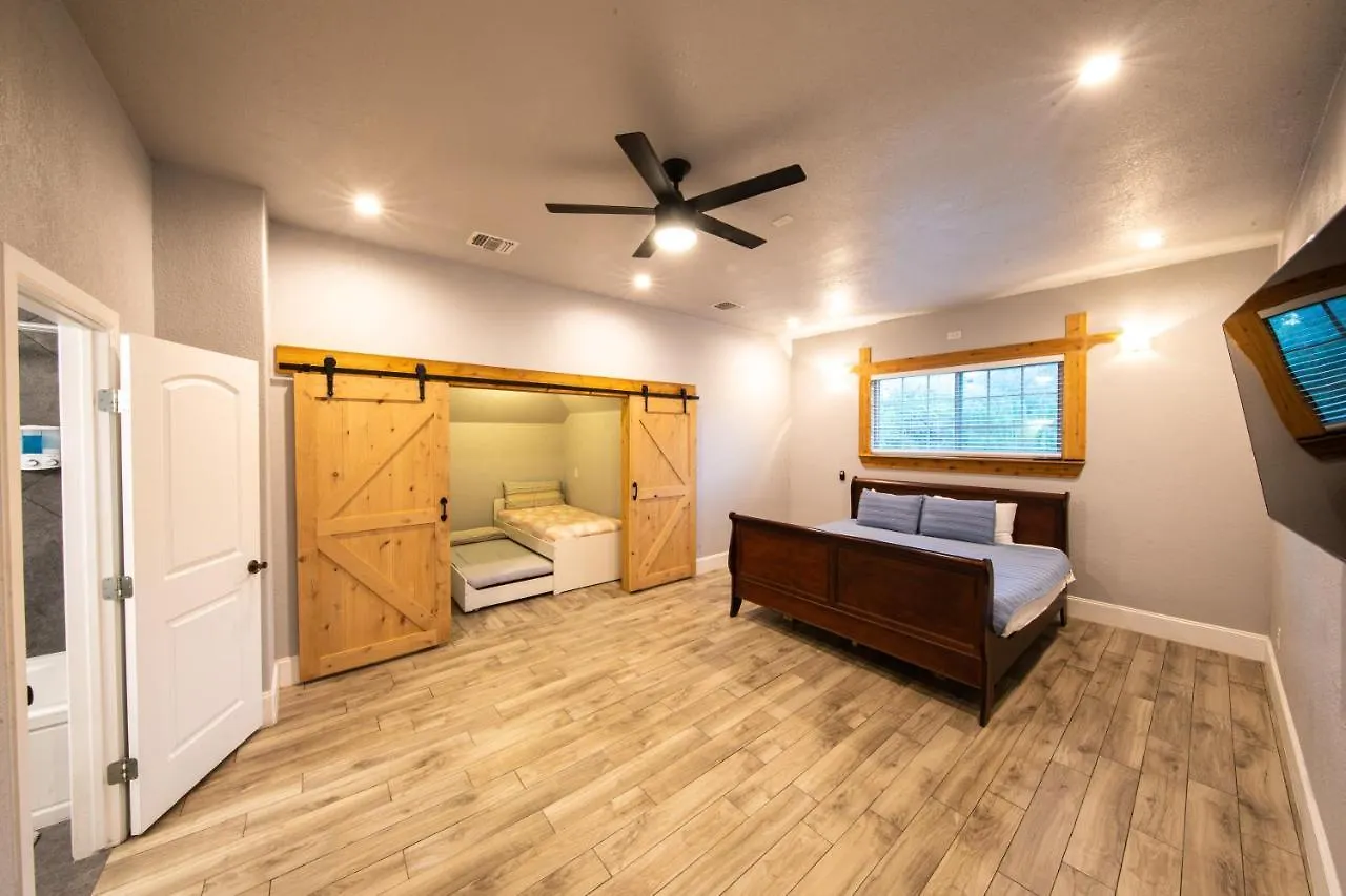 Lakeview Luxury *