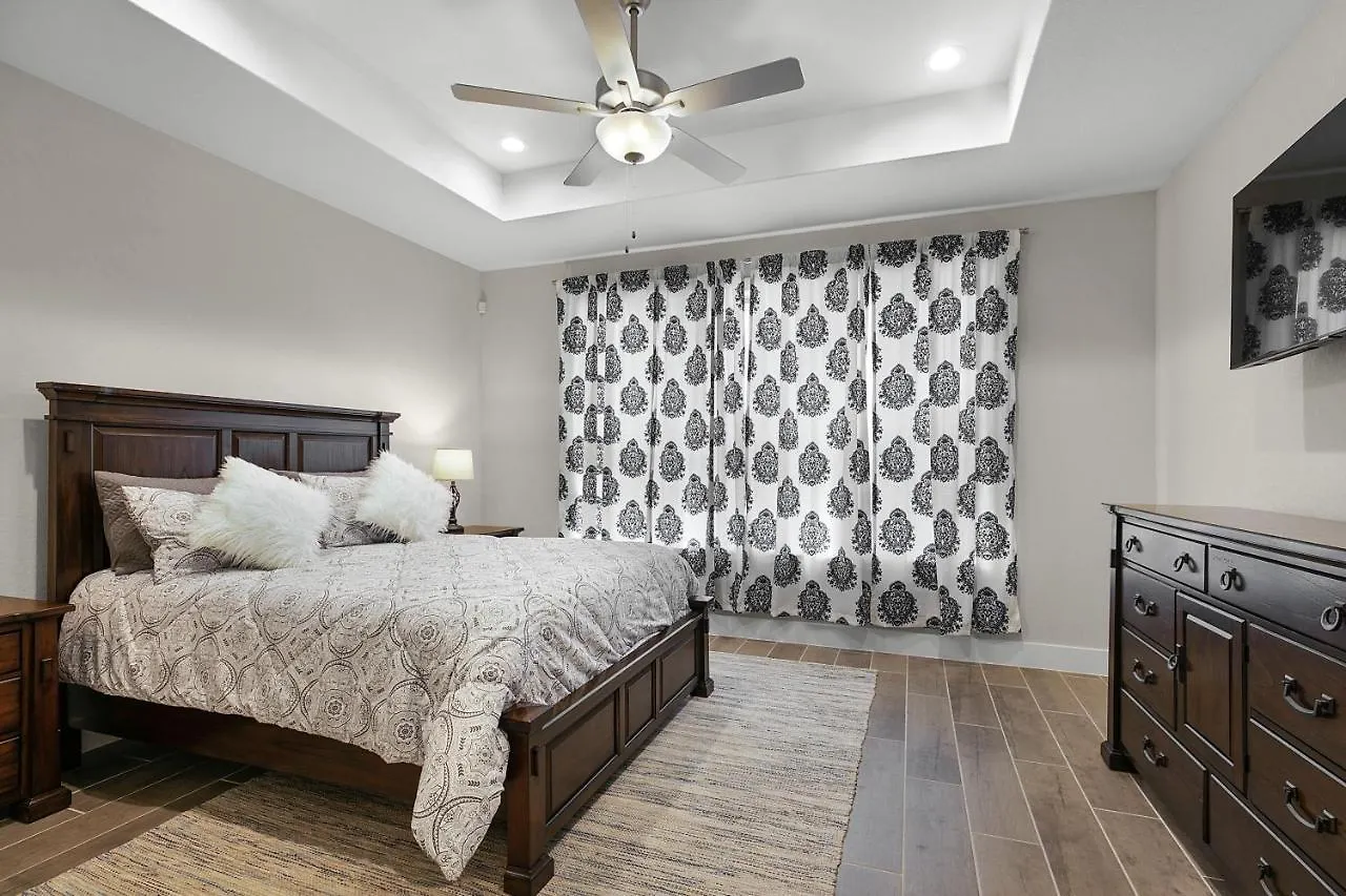 Pristine 3-bedroom Near Canyon Lake! 別荘