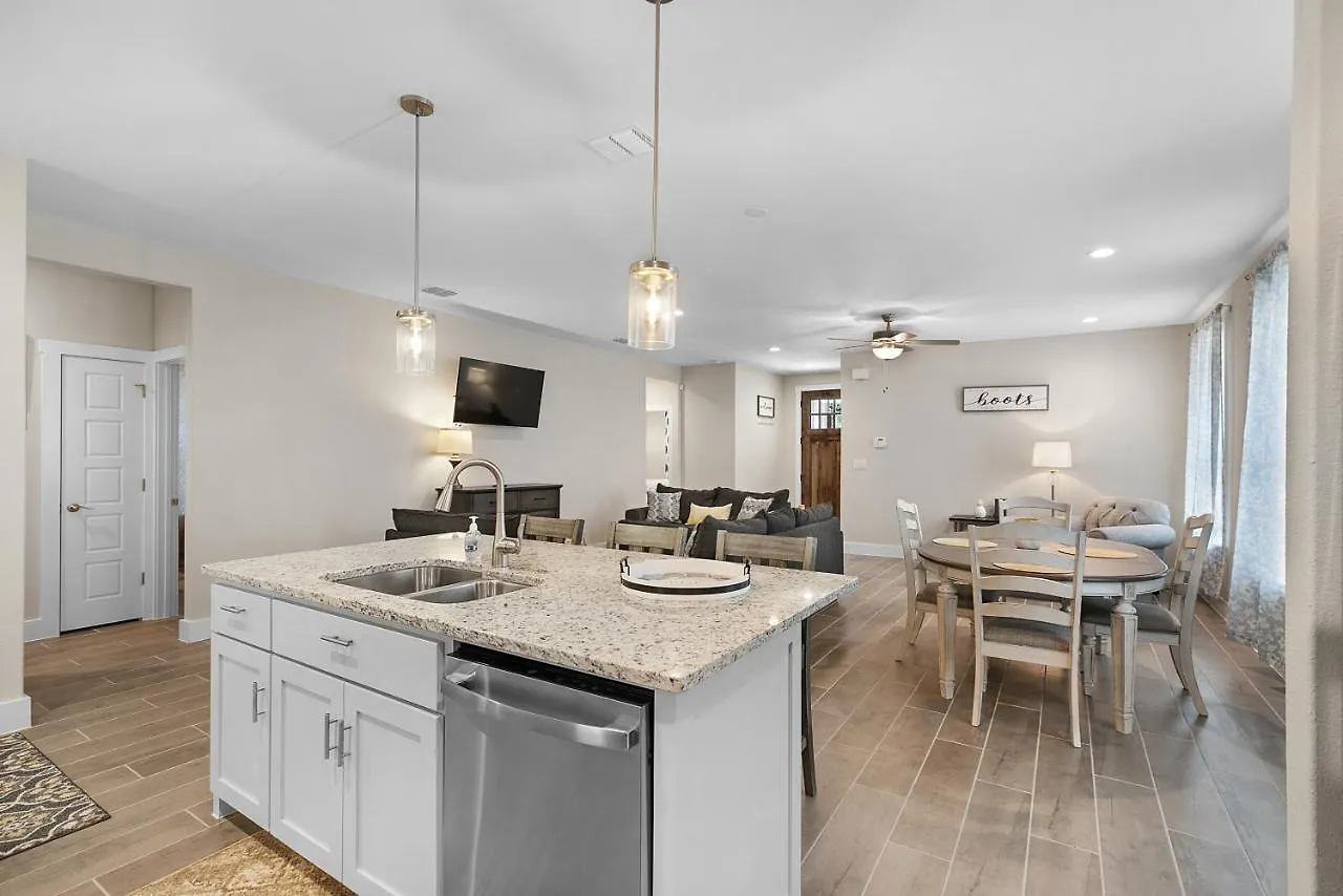 Pristine 3-bedroom Near Canyon Lake! *