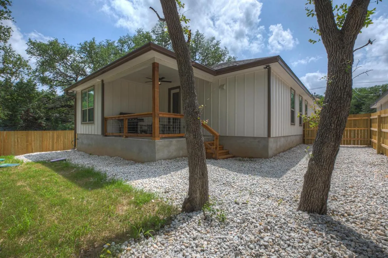 Pristine 3-bedroom Near Canyon Lake! キャニオン・レイク