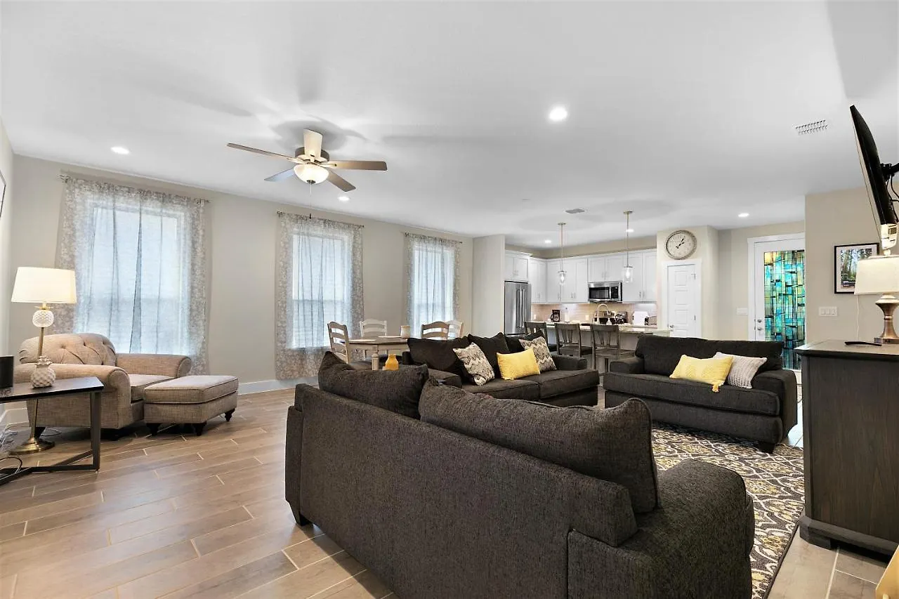Pristine 3-bedroom Near Canyon Lake! 別荘 *