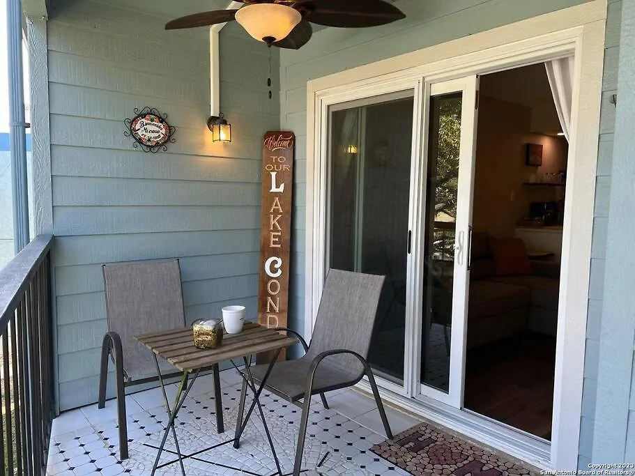 Lake Views, Sleeps 4, Pool, Pets Welcome! 아파트