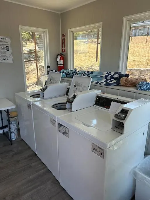 Lake Views, Sleeps 4, Pool, Pets Welcome! 아파트