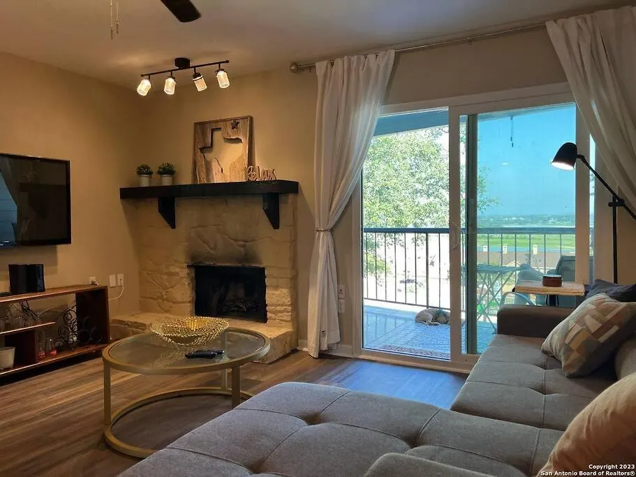 Lake Views, Sleeps 4, Pool, Pets Welcome! 아파트