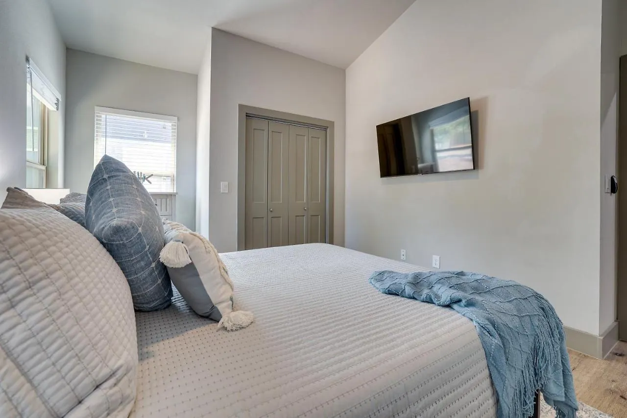 Modern Canyon Vacation With Furnished Deck Canyon Lake
