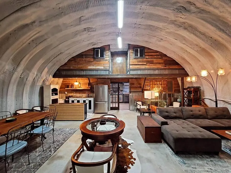 Hill Country Hangar With Hottub, 7 Minutes From The River And *
