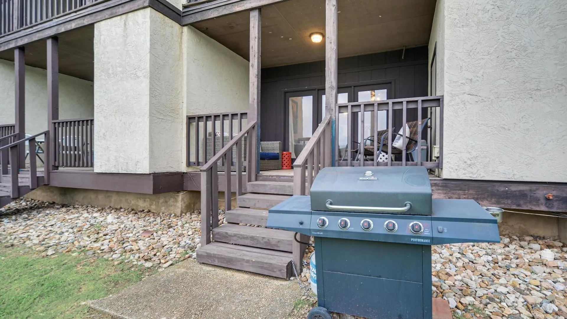 Modern Lakeside Golf Course Retreat With Deck! شقة
