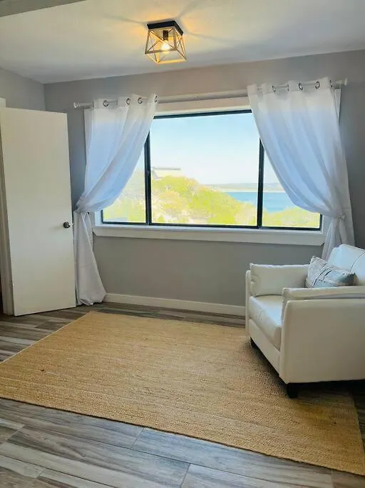 Views, Canyon Lake, Newly Remodeled, Close To River, Location, With A Fire Pit 펜션 캐니언 레이크