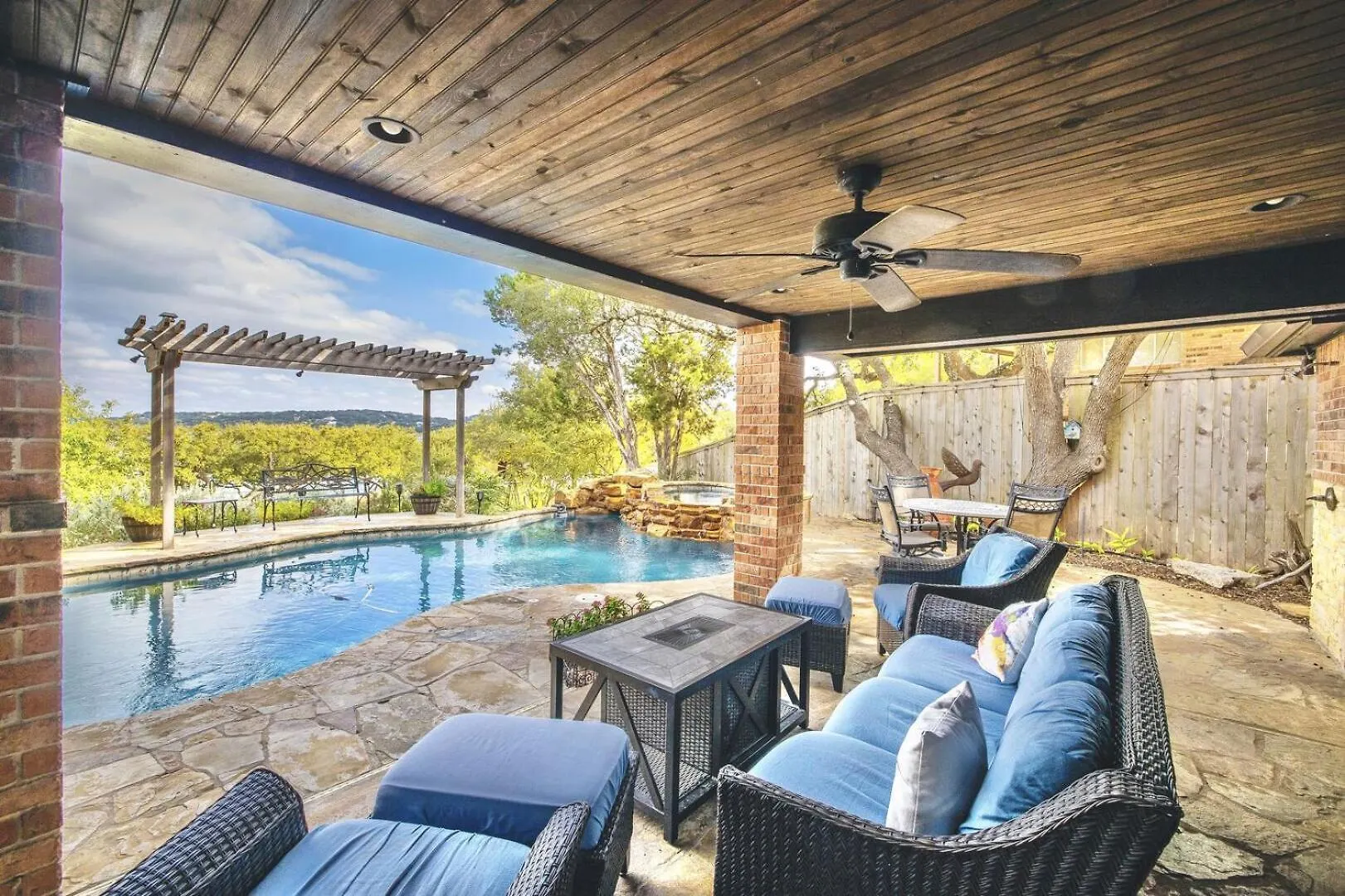 Hummingbird Hideaway - Waterfront With Pool And Hot Tub!