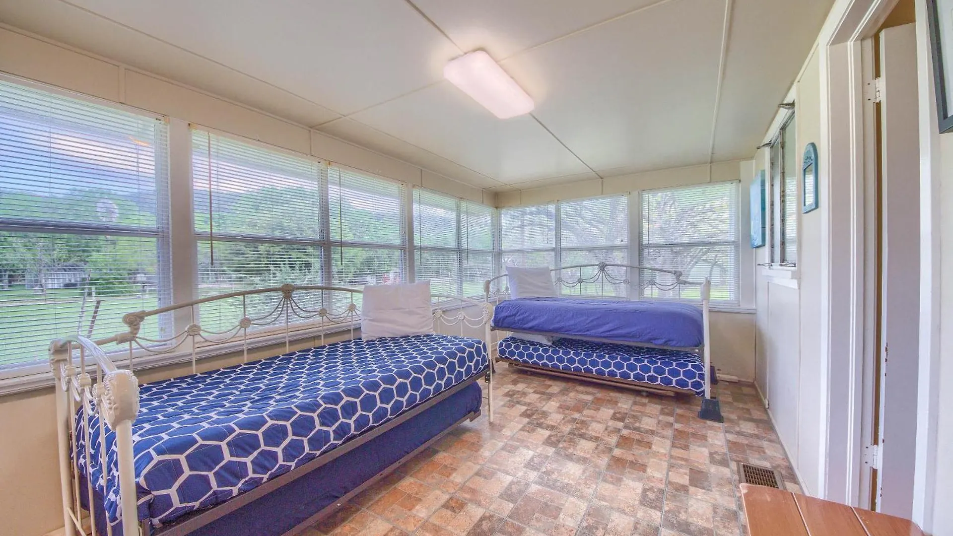 Rr 9084b3 Texas Blue Wagon 캐니언 레이크