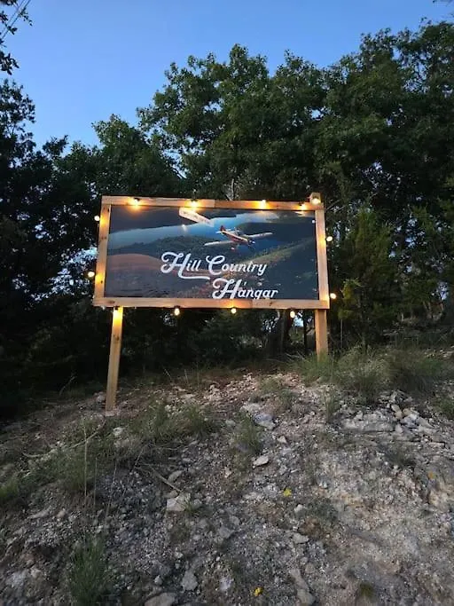 Hill Country Hangar With Hottub, 7 Minutes From The River And *