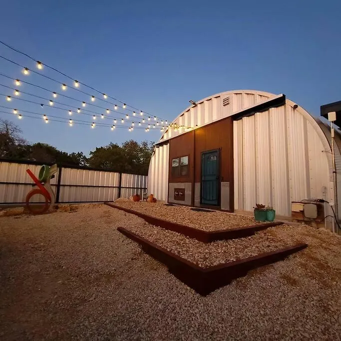 Hill Country Hangar With Hottub, 7 Minutes From The River And