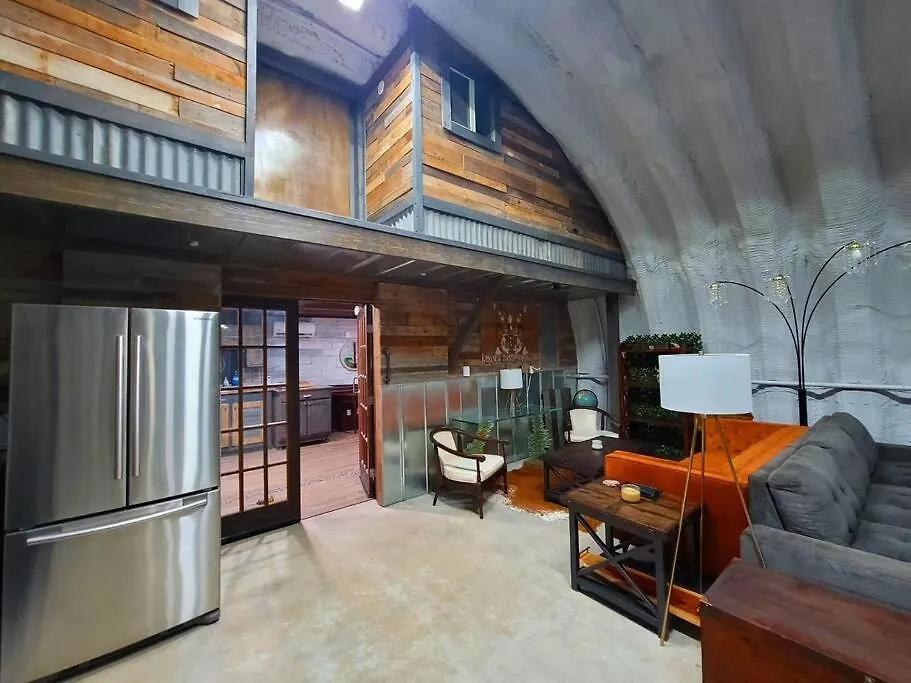 Holiday home Hill Country Hangar With Hottub, 7 Minutes From The River And
