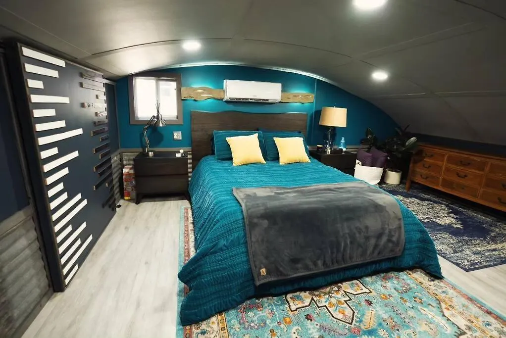 Hill Country Hangar With Hottub, 7 Minutes From The River And