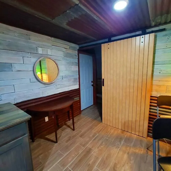 Hill Country Hangar With Hottub, 7 Minutes From The River And Holiday home