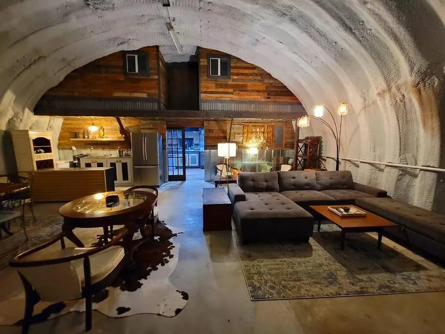 Hill Country Hangar With Hottub, 7 Minutes From The River And *