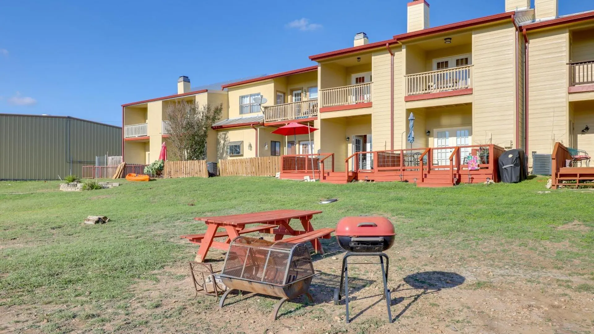 Canyon Townhome With Balcony, Deck And Yard! *