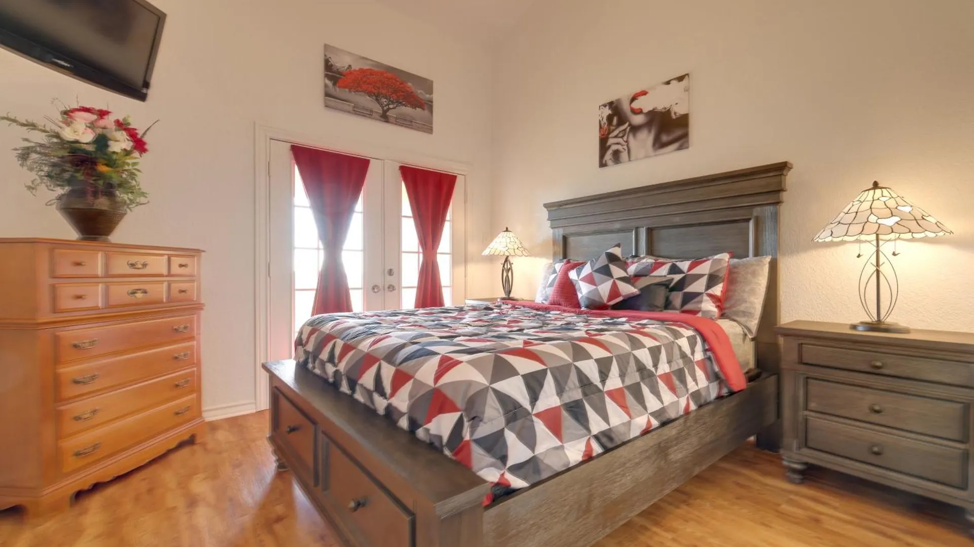 Canyon Townhome With Balcony, Deck And Yard!