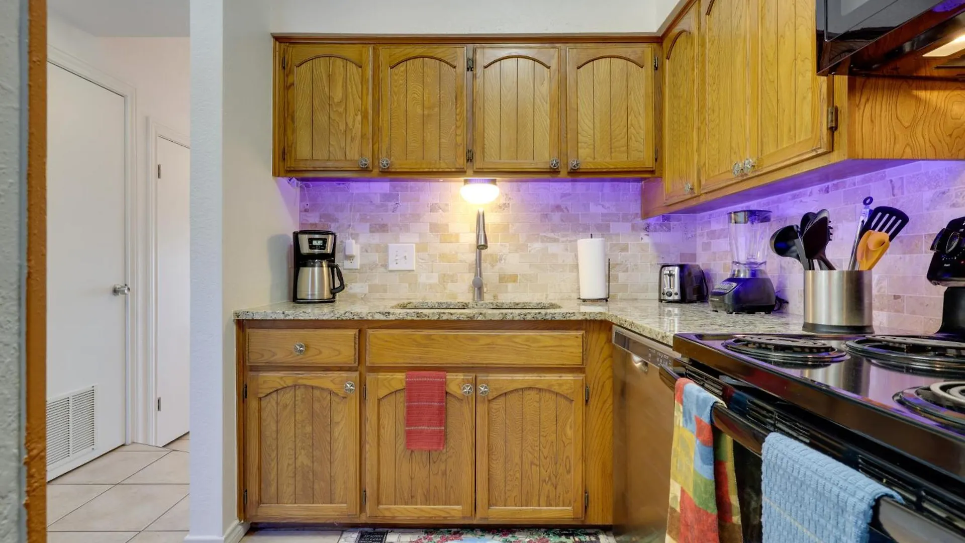 Canyon Townhome With Balcony, Deck And Yard! *