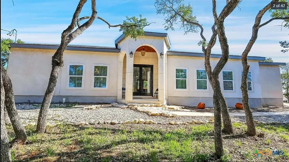 Villa Cheerful Lakeside Retreat-just Minutes To The *