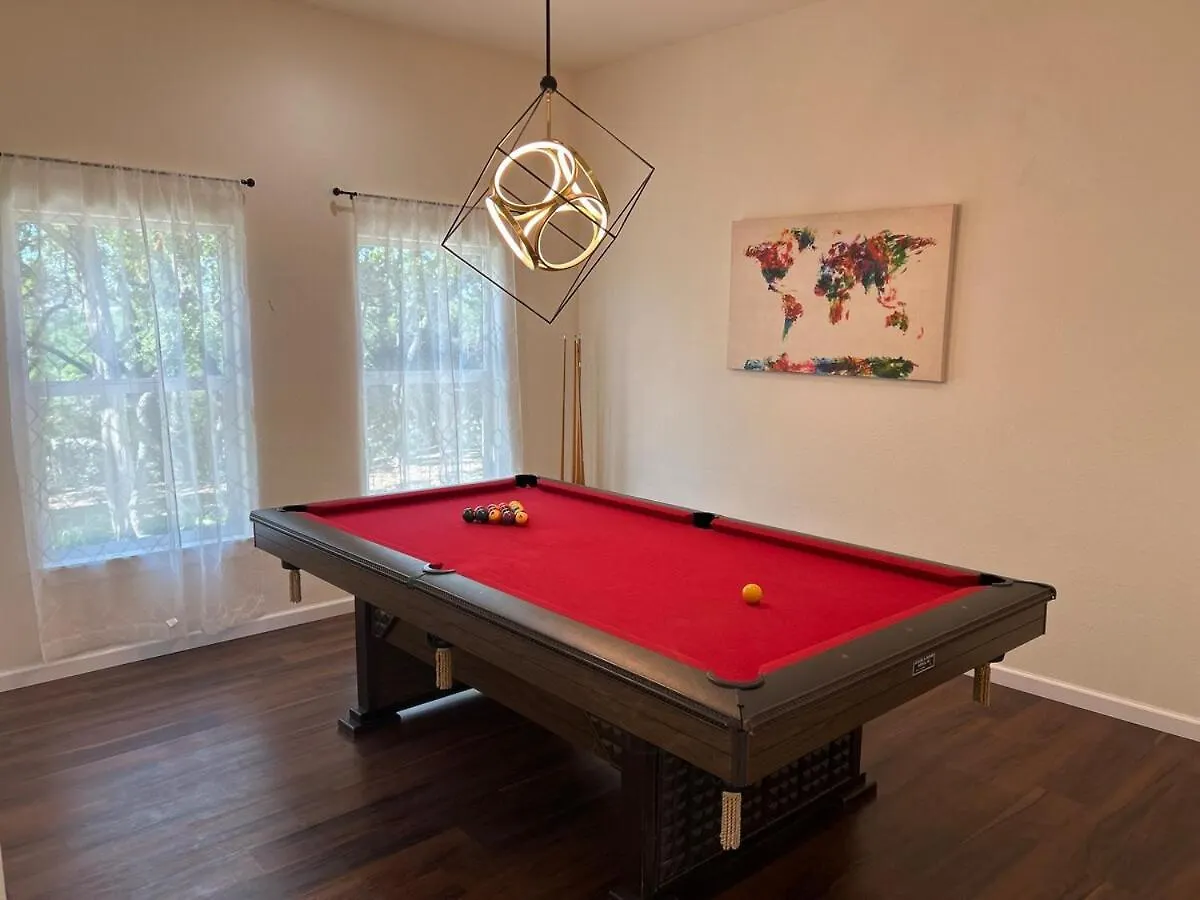 Cheerful Lakeside Retreat-just Minutes To The Canyon Lake