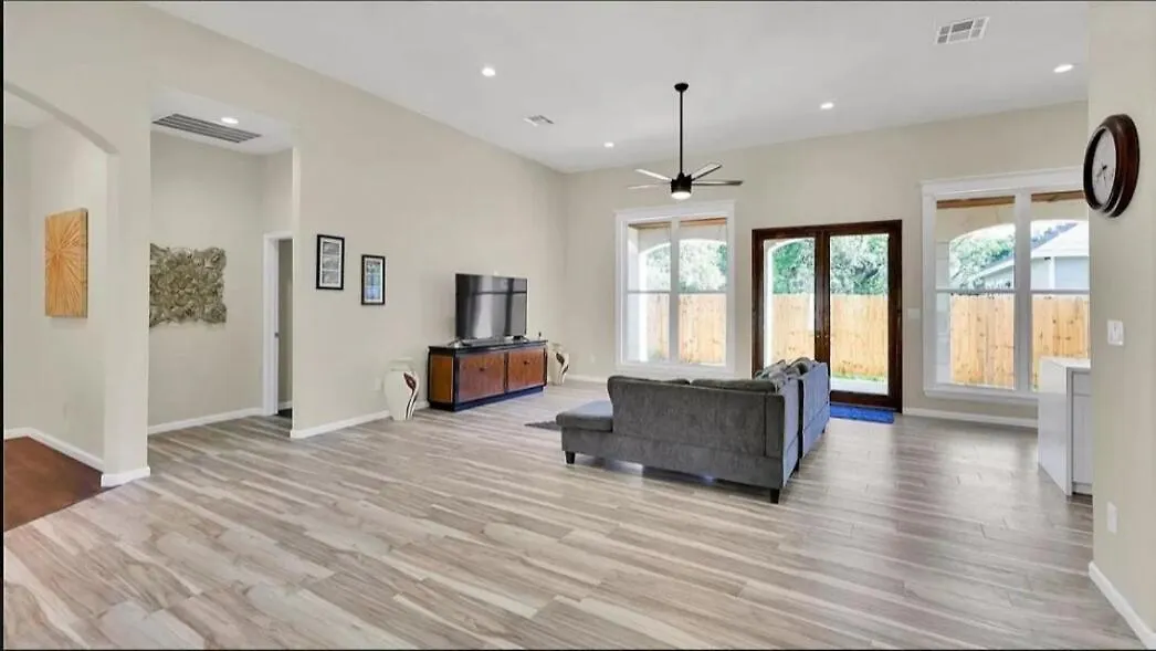 Villa Cheerful Lakeside Retreat-just Minutes To The Canyon Lake