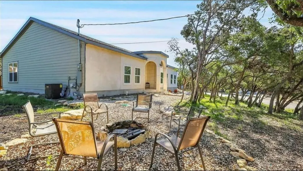Cheerful Lakeside Retreat-just Minutes To The * Canyon Lake