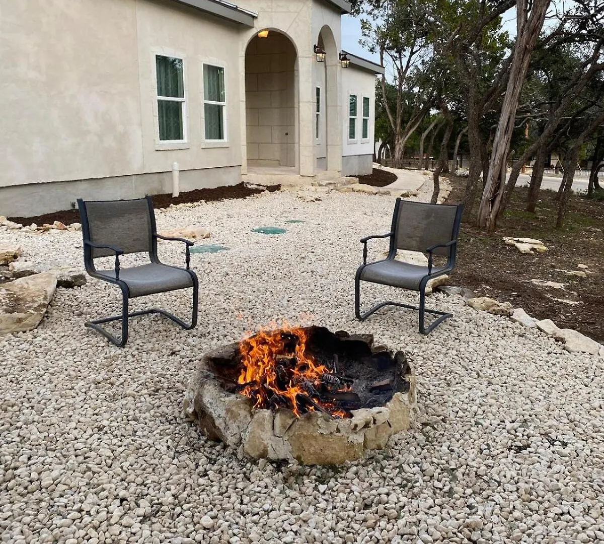 Cheerful Lakeside Retreat-just Minutes To The * Canyon Lake