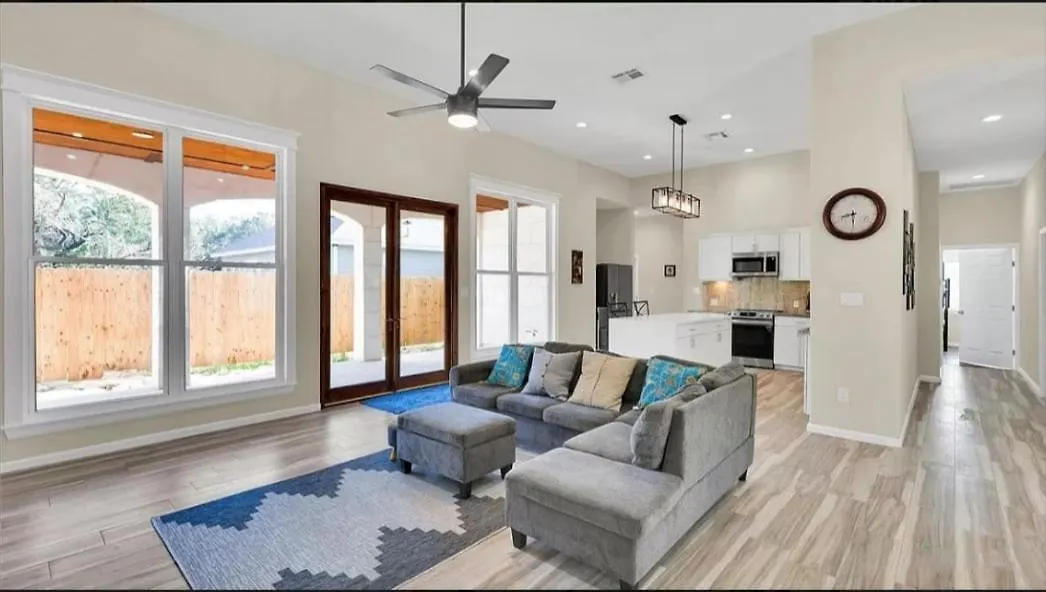 Villa Cheerful Lakeside Retreat-just Minutes To The Canyon Lake