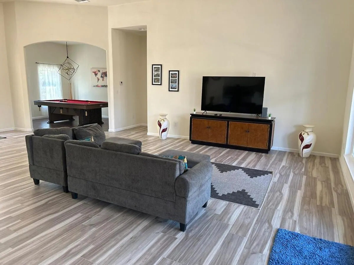 Villa Cheerful Lakeside Retreat-just Minutes To The