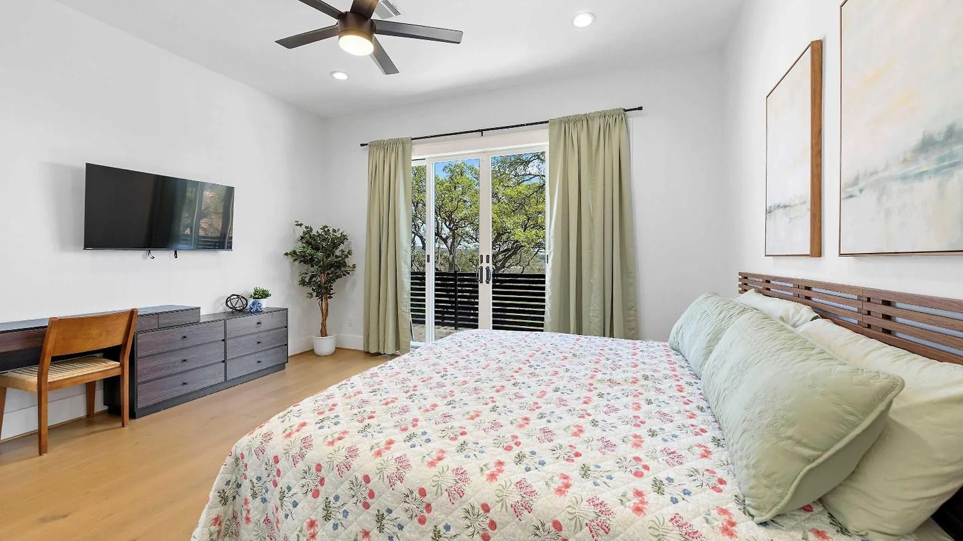 Lakeshore 1 - Private Pool & Close To