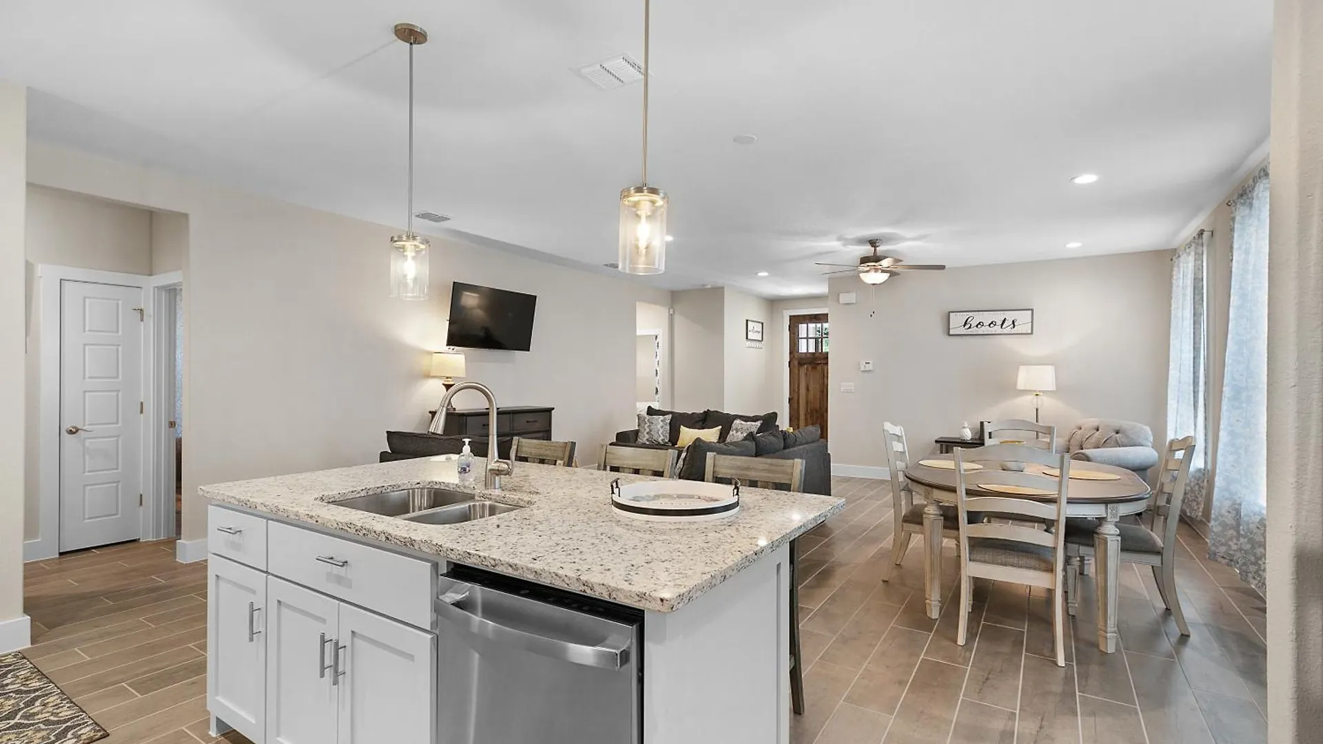 Pristine 3-bedroom Near Canyon Lake!