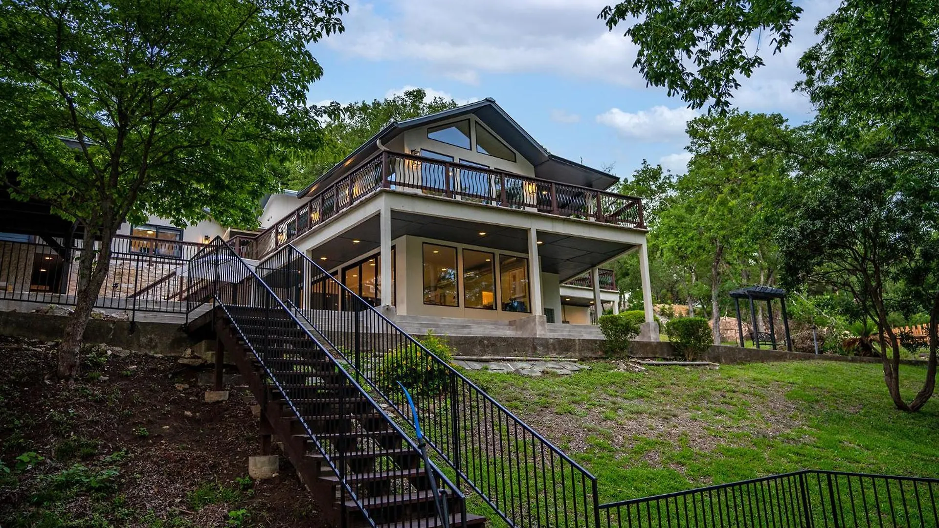 Luxury Riverfront With Firepit & Gameroom! Canyon Lake
