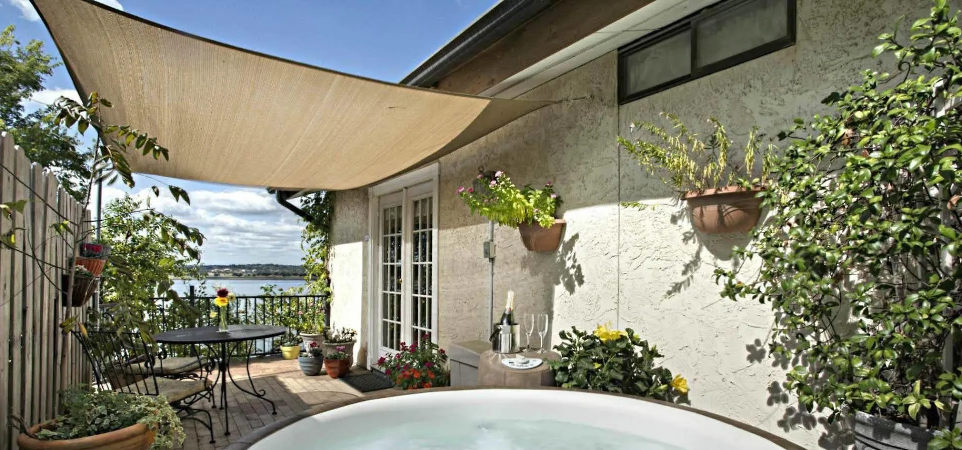 Lakehouse 3*