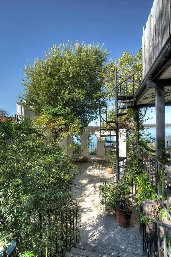 Couette-café Lakehouse 3*