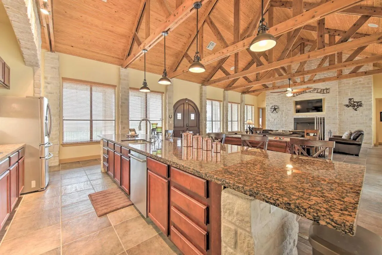 Lakeview Escape With Hot Tub, 1 Mi To Canyon * Canyon Lake