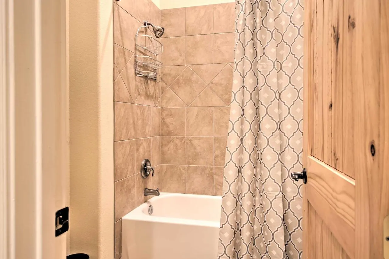Lakeview Escape With Hot Tub, 1 Mi To Canyon * Каньон-Лейк
